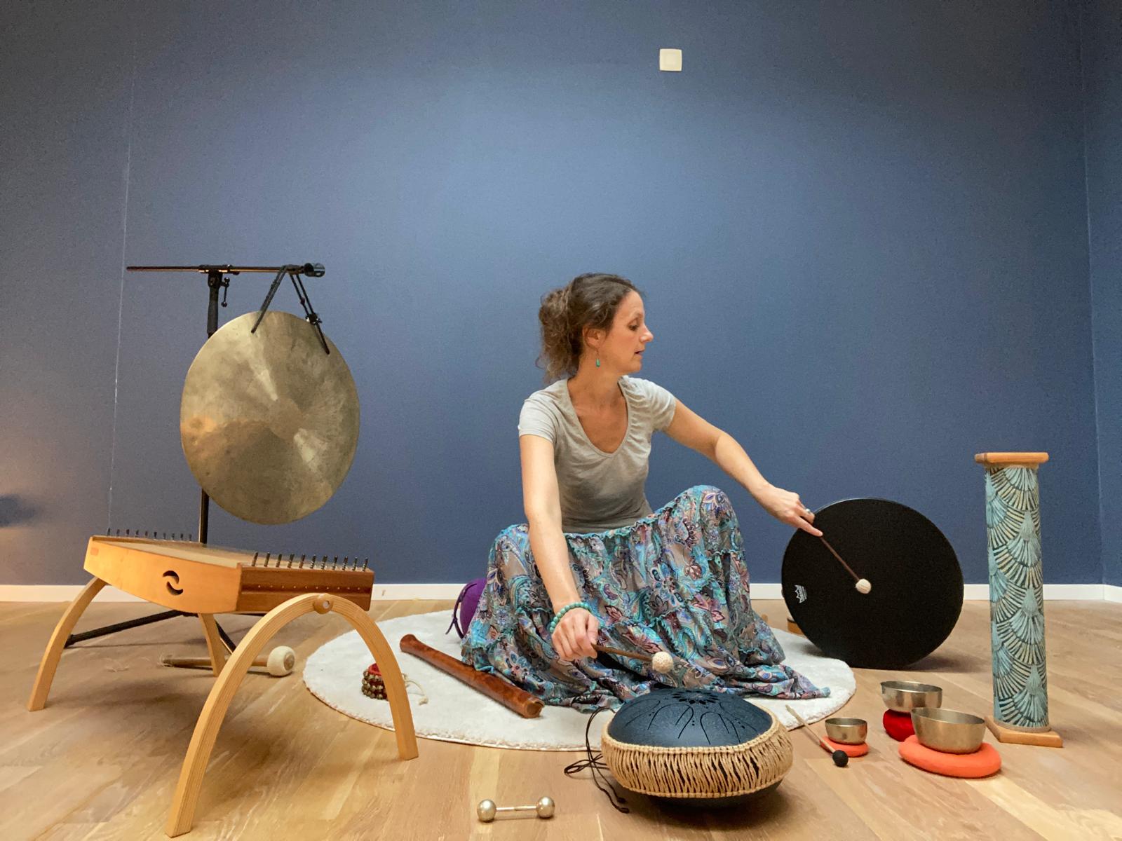 Espace d'atelier avec gong, monocorde et bols chantants